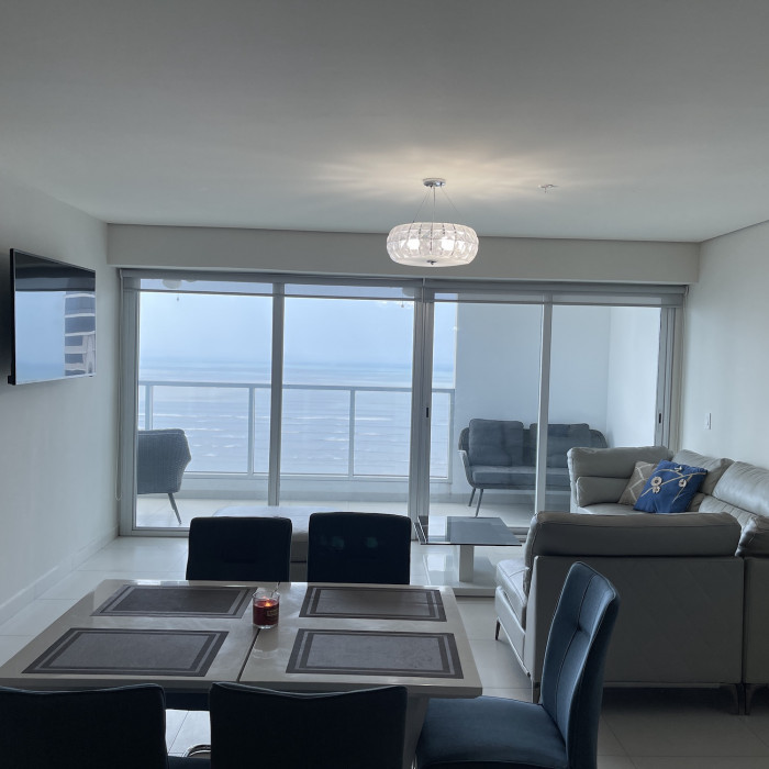 Moderno apartamento para la renta en exclusiva torre en Costa del Este