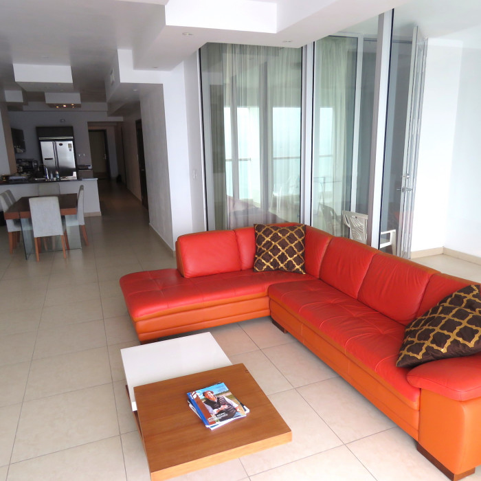 Beautiful 2 bedroom apartment with ocean view on Avenida Balboa