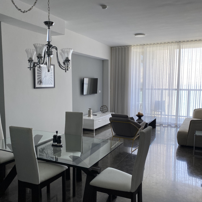 Hermoso apartamento modelo K en piso alto en el Yoo Panama